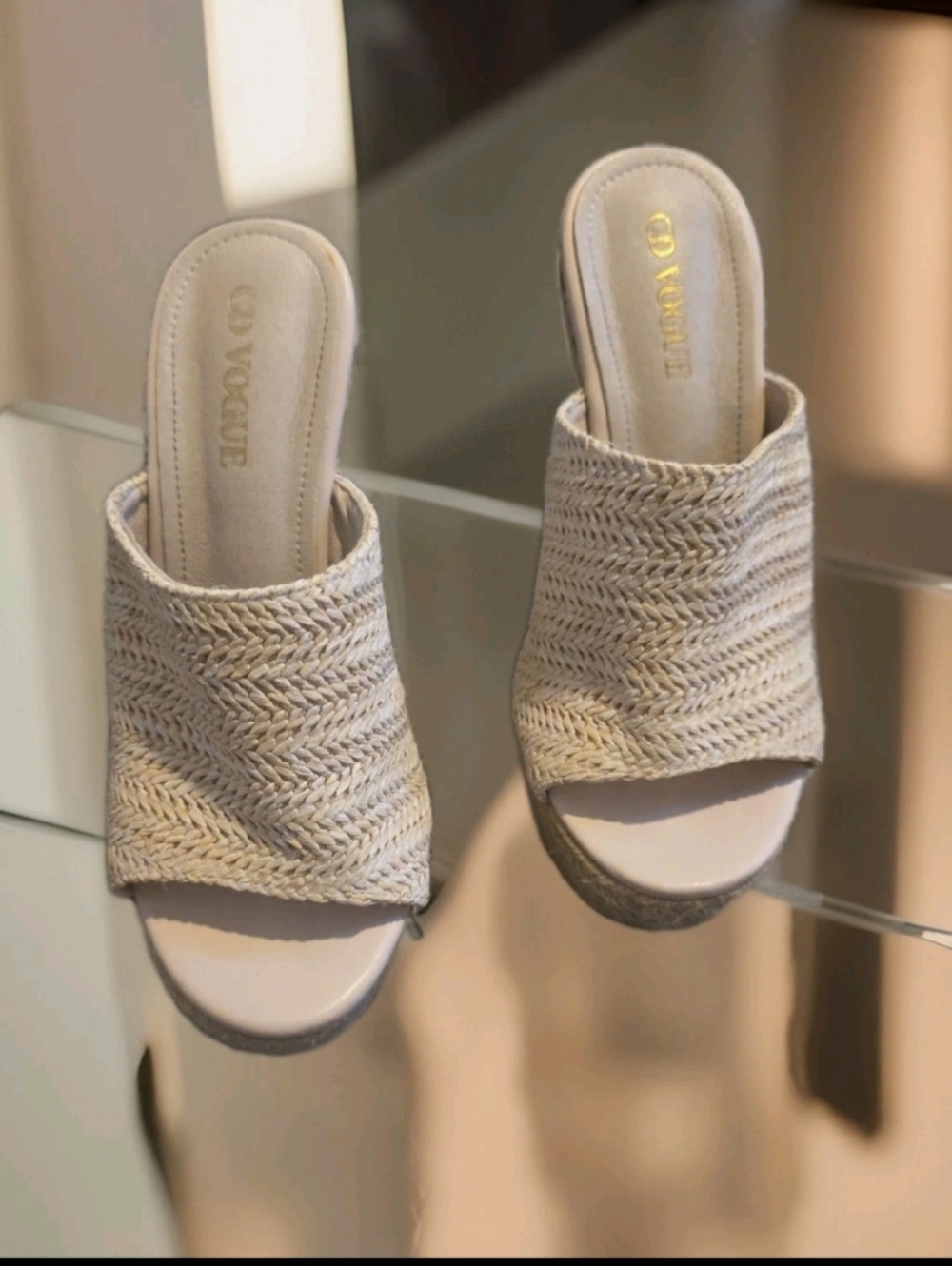 C D Vogue woven raffia platform mules, featuring a distinctive zigzag-patterned. - Picture 3 of 5